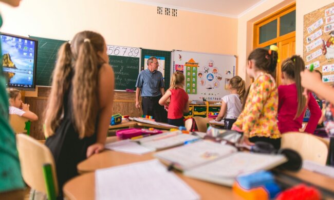 Украинские полицейские "изучат" все прогулы школьников: родителям придется ответить перед законом