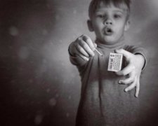 На межі смерті: маленька дівчинка загорілася під час гри з сірниками