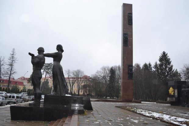 В новый год без Монумента славы: во Львове донетчане валят памятник советской эпохи