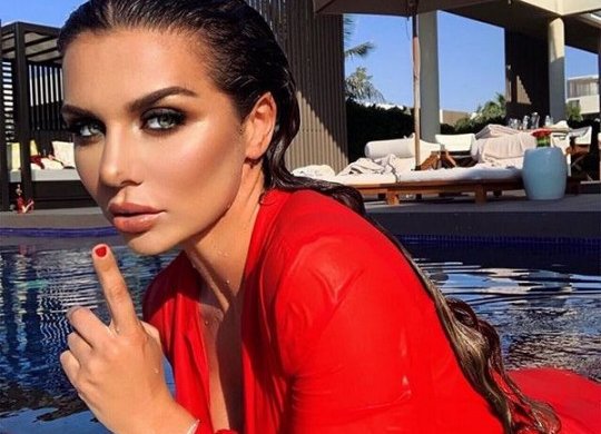 Розкішна Седокова поскаржилася на долю: писати пісні краще, ніж жити в реальності