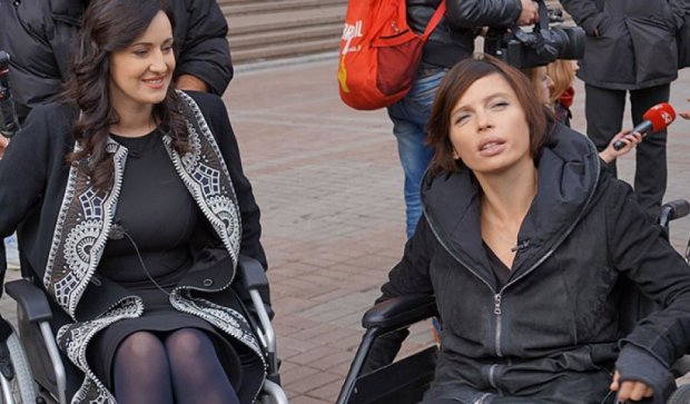 Ирэна Карпа и Соломия Витвицкая ездят по городу на инвалидных колясках (фото)