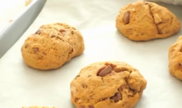 Тыквенное печенье с орехами и шоколадом, кадр с видео