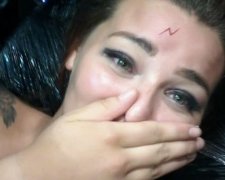 Туристка повернулася з курорту з блискавкою на лобі