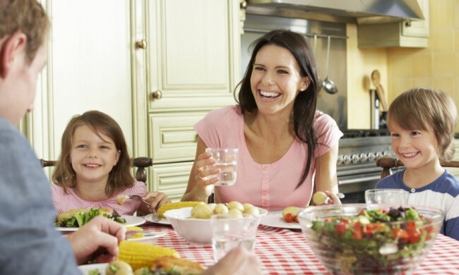 Учені розповіли, чому люди добрішають після їжі