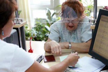 Появился список банков, где украинцы получат зарплаты и пенсии
