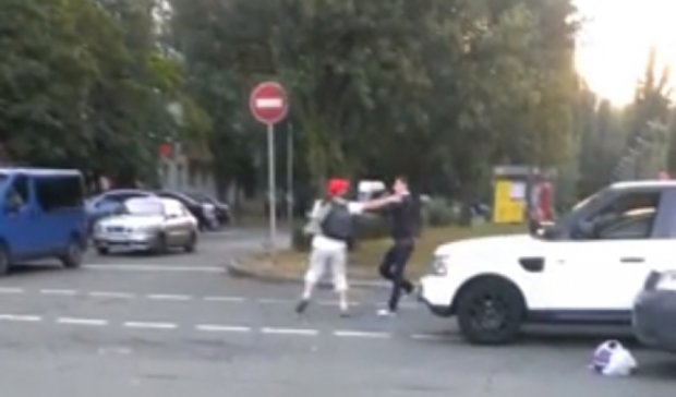 У Києві пішохід побив водія ( відео) 