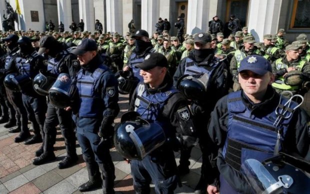 Дим, вогонь і бійки: центр Києва лихоманить на річницю Майдану