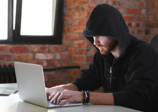 Людина, яка працює за ноутбуком. Фото: freepik