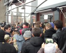 Нардепи прийшли розбиратися з кафе в Будинку Профспілок (фото)