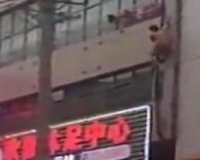 Як голий коханець стрибав з третього поверху (відео)