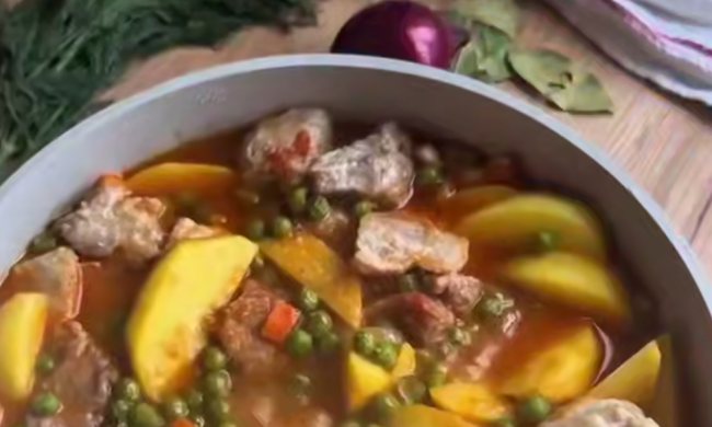Тушкована свинина з картоплею та горошком, кадр з відео