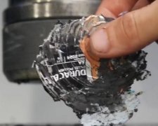 Гідравлічний прес розплющив батарейки у великий млинець (відео)