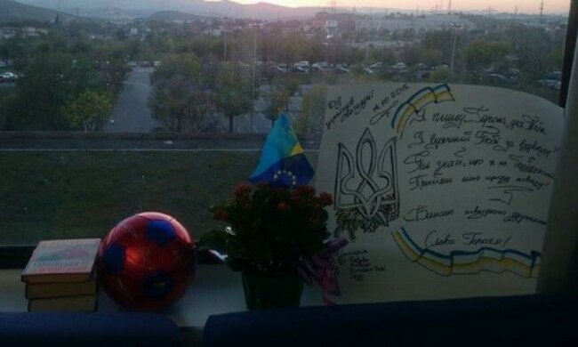 Раненый боец АТО получил мяч с автографами игроков "Барселоны"