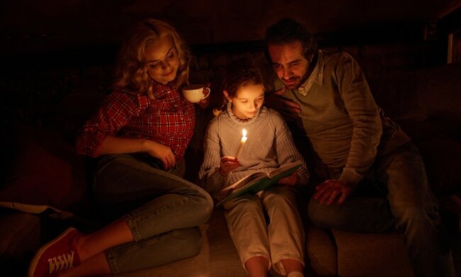 Люди сидят без света. Фото: youtube