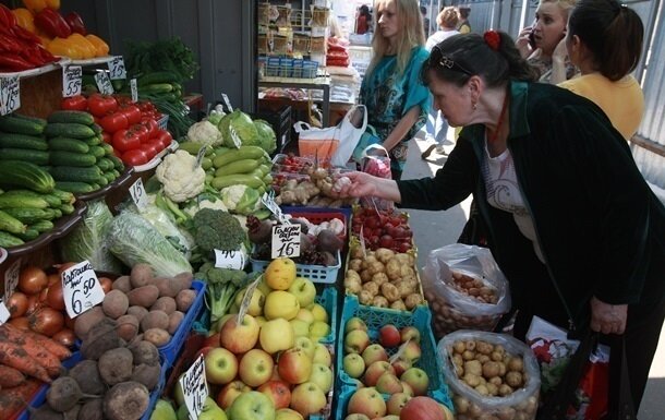 Ползарплаты на еду и коммуналку: траты украинцев показали в цифрах