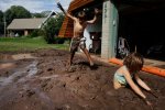 Новозеландські діти замість уроків бавляться в багнюці