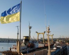 Своєї риби мало: в Азовському морі помітили російське судно