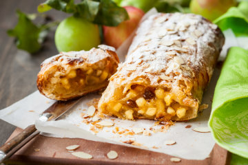 Рецепт яблочного штруделя с изюмом и корицей