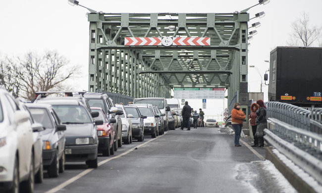 Українців не пускають за кордон, новорічні свята під загрозою: відео