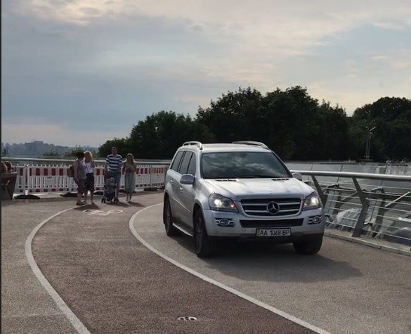 авто посягнуло на "мост Кличко"