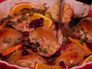 Курочка в апельсинах і журавлині, кадр з відео