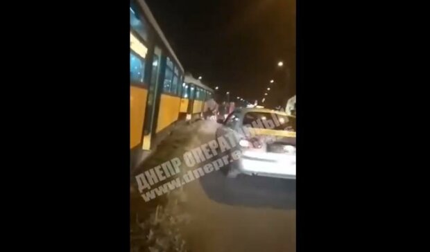 В Днепре мужчина попал под колеса трамвая, на месте работает полиция - фото, видео