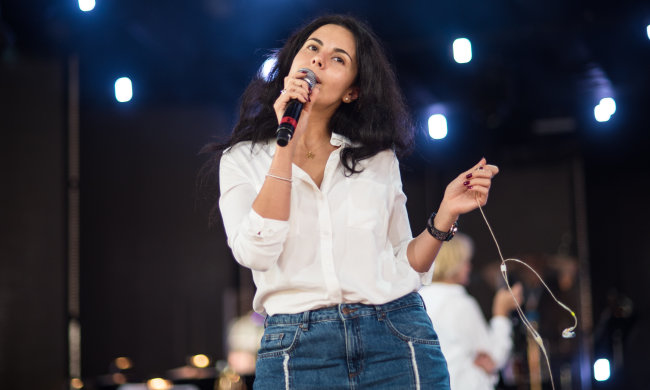 Каменских в спортивном костюме и на корточках уснула под забором: фото