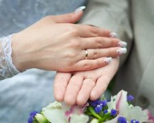 На фоне ада: сеть растрогала свадьба на передовой