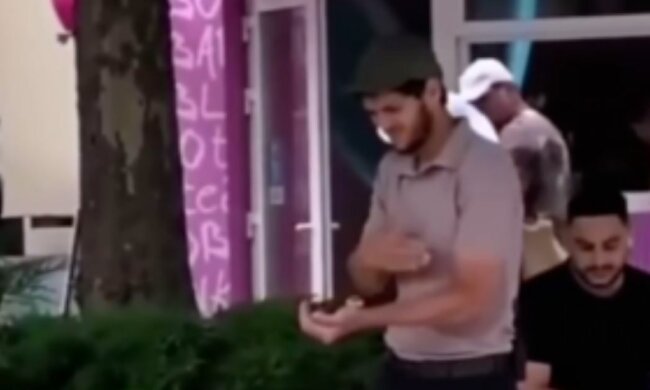 Врятував пташку від спеки, скріншот: YouTube