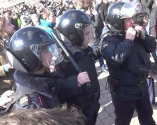 Москвича затримали за прогулянку із національним прапором