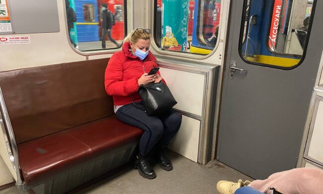 Мобільний телефон, українці, метро, ​​фото: Знай.ua