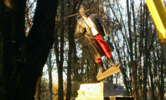На Донбасі під вигуки "фашисти" знесли Леніна