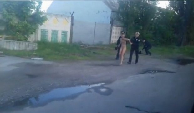Полтавские копы арестовали голую женщину, гуляющую по городу