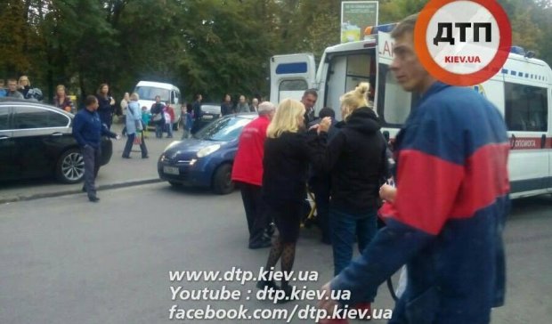 В сети показали, как киевский водитель снес девочку на переходе