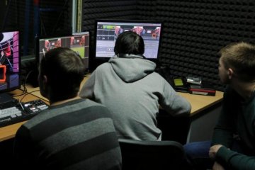 Не можуть відірватися: через "гарячу" ведучу чоловіки запізнюються на роботу