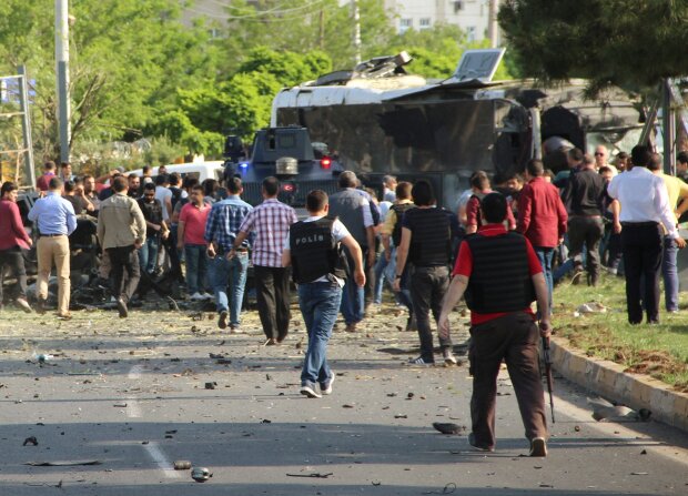 У Туреччині підірвали автобус зі спецпризначенцями, постраждали прості перехожі: відео
