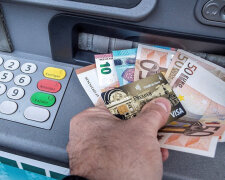 Доходы украинцев за границей "сольют" налоговой: кому грозят двойные штрафы