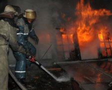 Вогонь та паніка: у Пітері гасять масштабну пожежу