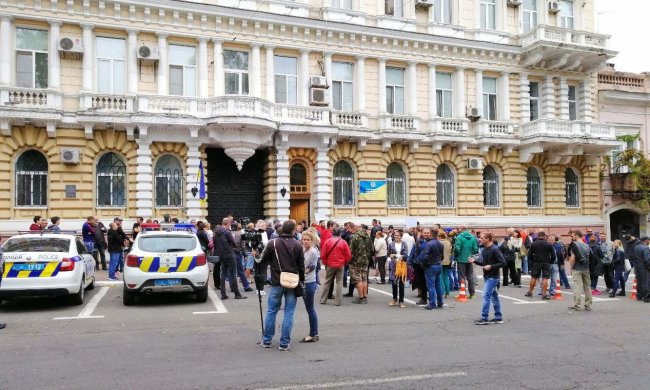 Одесити рознесли скандального претендента на мандат: "З понтами - на вихід"