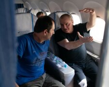 Повернення політв'язнів до України: у Зеленського показали ексклюзивні фото з літака