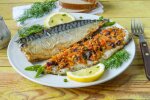 Ароматный ужин за полчаса: рецепт скумбрии с овощами в духовке