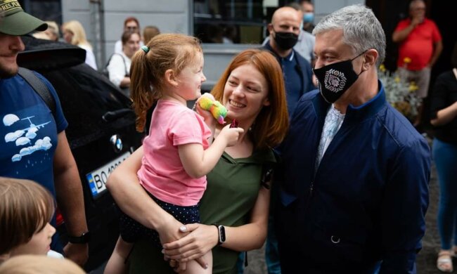 Порошенко у чорній масці засікли в Тернополі - чашка кави, квіти і жінки