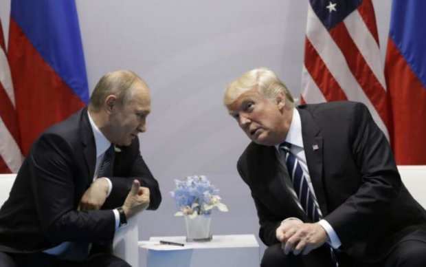Трамп показав Путіну "комбінацію з трьох пальців"