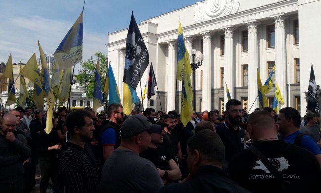 Раду оточила багатотисячна юрба, очікують на Зеленського: подробиці та фото