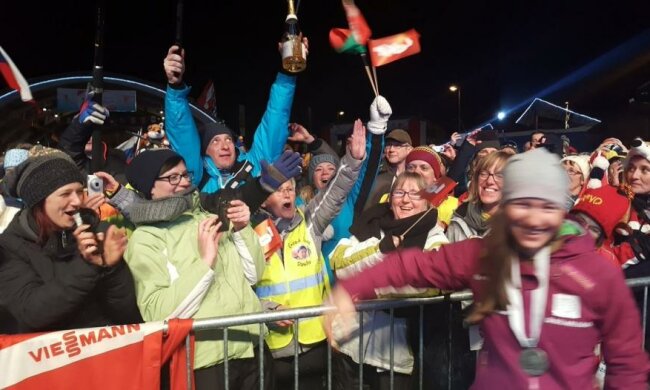 Белорусская биатлонистка подарила шампанское болельщикам 