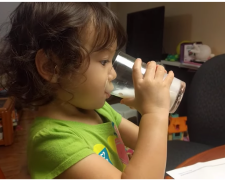 Молоко для дитини: фото скрін Ютуб