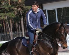 Ще один депутат травмувався під час катання на коні