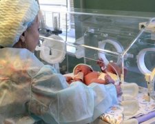 Вміщаються на долоні: неповнолітня українка народила трійню