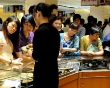 Китайські продавщиці працюють топлес (відео 18+)