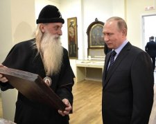 Путин встретил брата по разуму на пути в церковь: видео